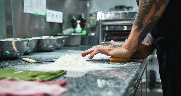 How to establish a UK-based online bakery specializing in gluten-free products and comply with food safety standards?